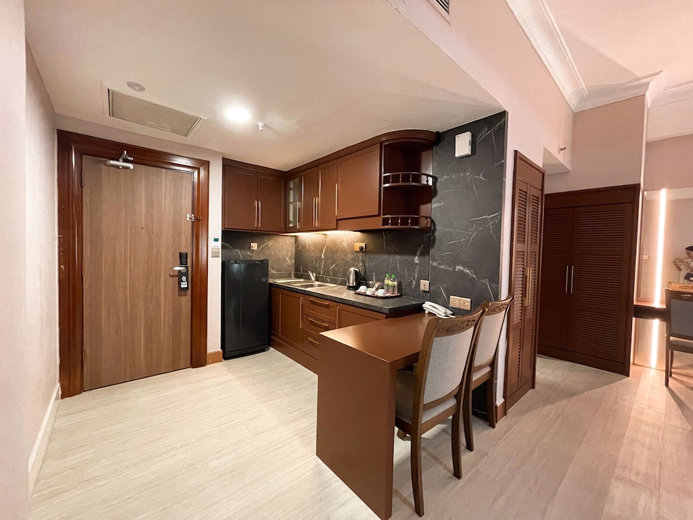 The Avenue M Hotel 3/26