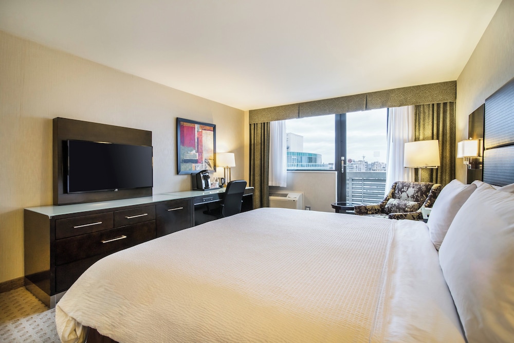 غرفة قياسية بسرير كينج بشرفة في طابق مرتفع، Holiday Inn Vancouver Centre 2/5