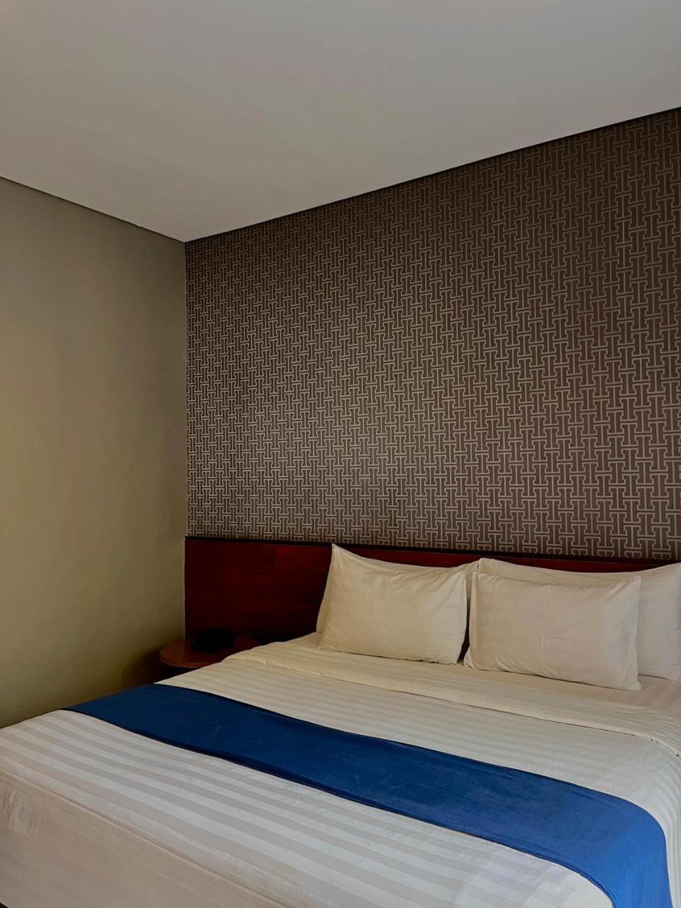 Superior, King Bed, Pool Access