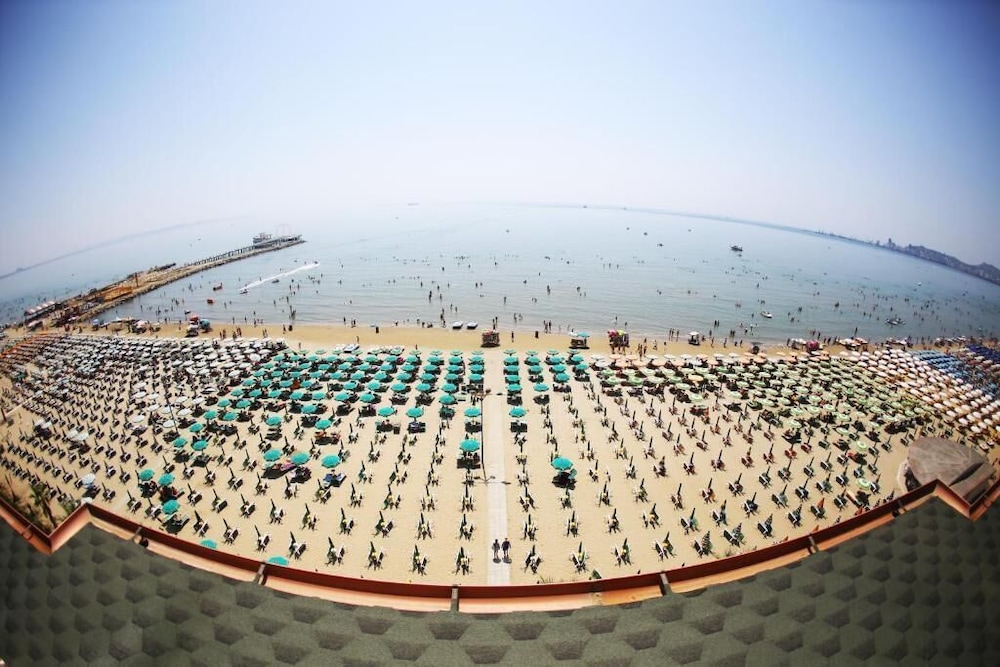 PERANDOR BEACH HOTEL 6/64