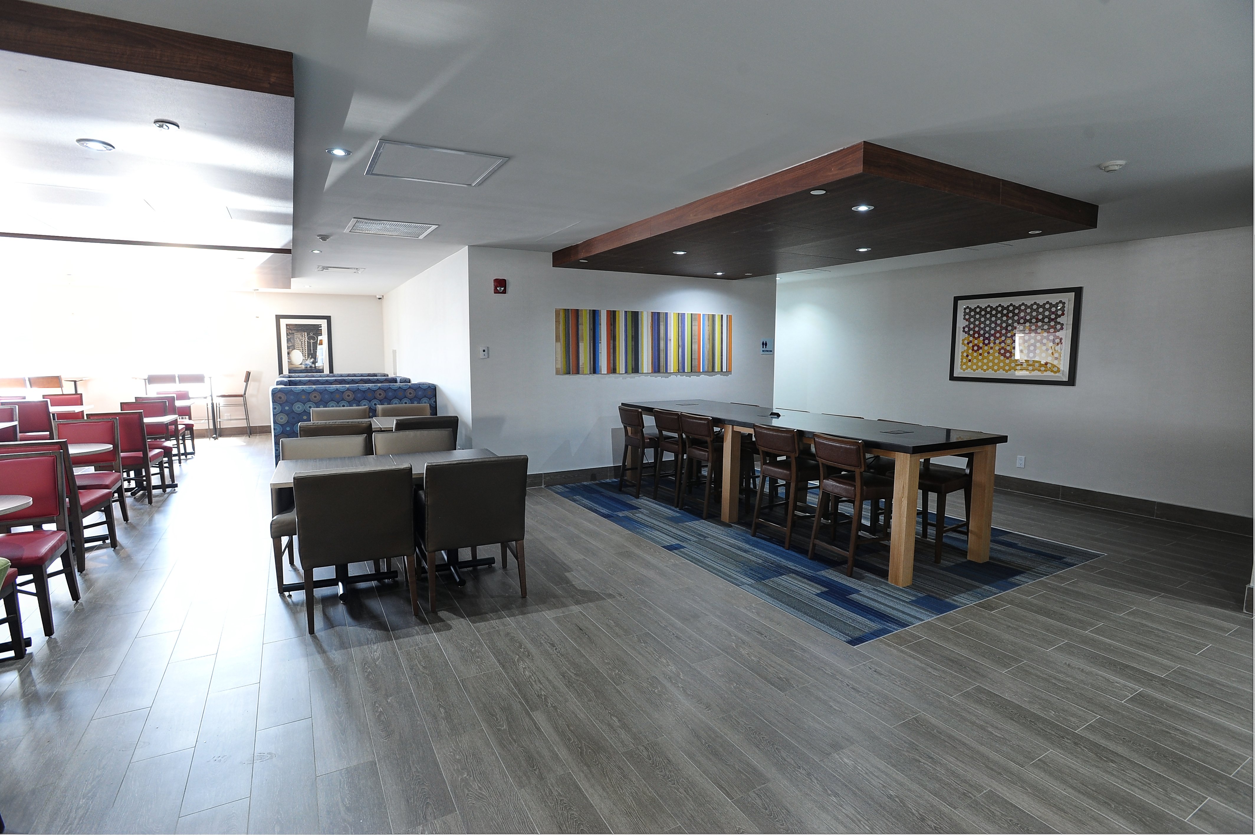 Holiday Inn Express Suites Toronto Airport West 41/55