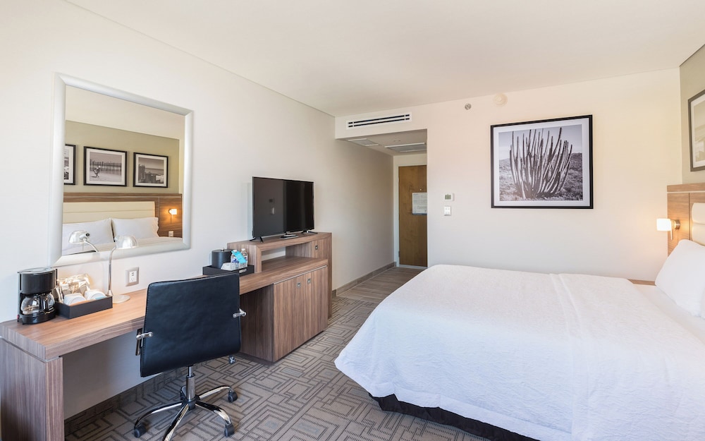 ROOM, KING BED
