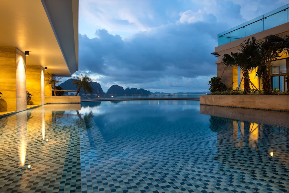 Wyndham Legend Halong 24/72