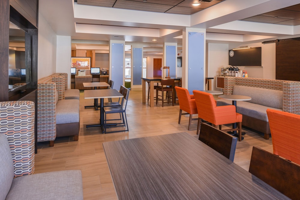 Holiday Inn Express Hotel & Suites Urbana-Champaign(U Of I Area) 46/74