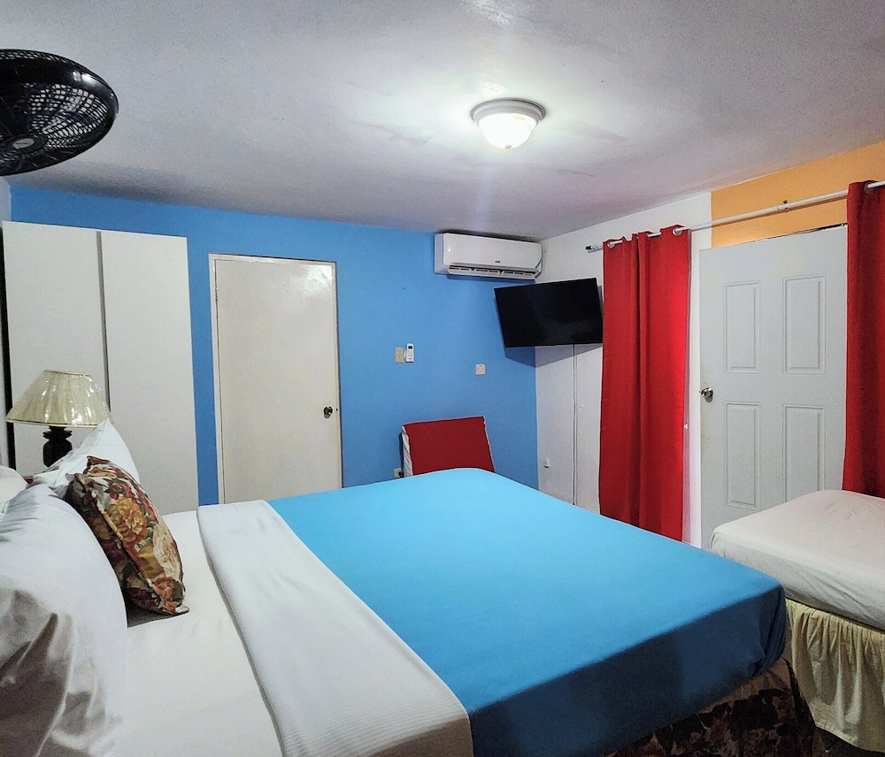 Standard, 1 King and 1 Single Beds, Pool Access، Pinkhibiscus Guest House 7/10