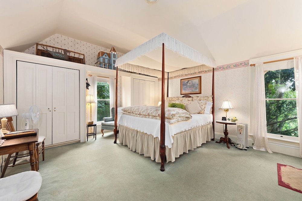 Superior, Single, 1 King and 1 Single Beds, Courtyard View