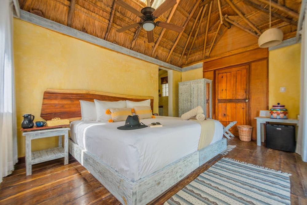 PREMIUM, KING BED, GARDEN VIEW