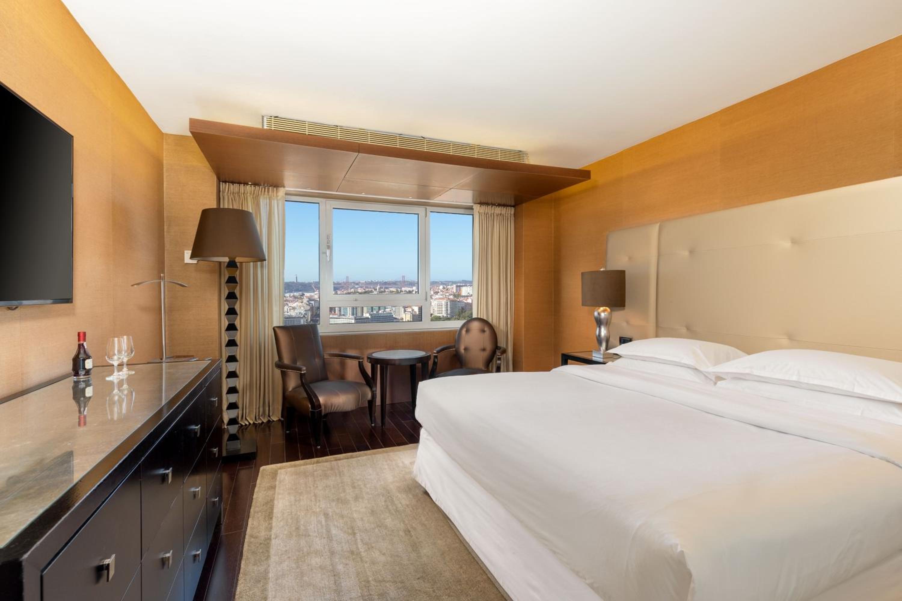 Executive, Suite, Queen Bed, Skyline View, Club Lounge Access