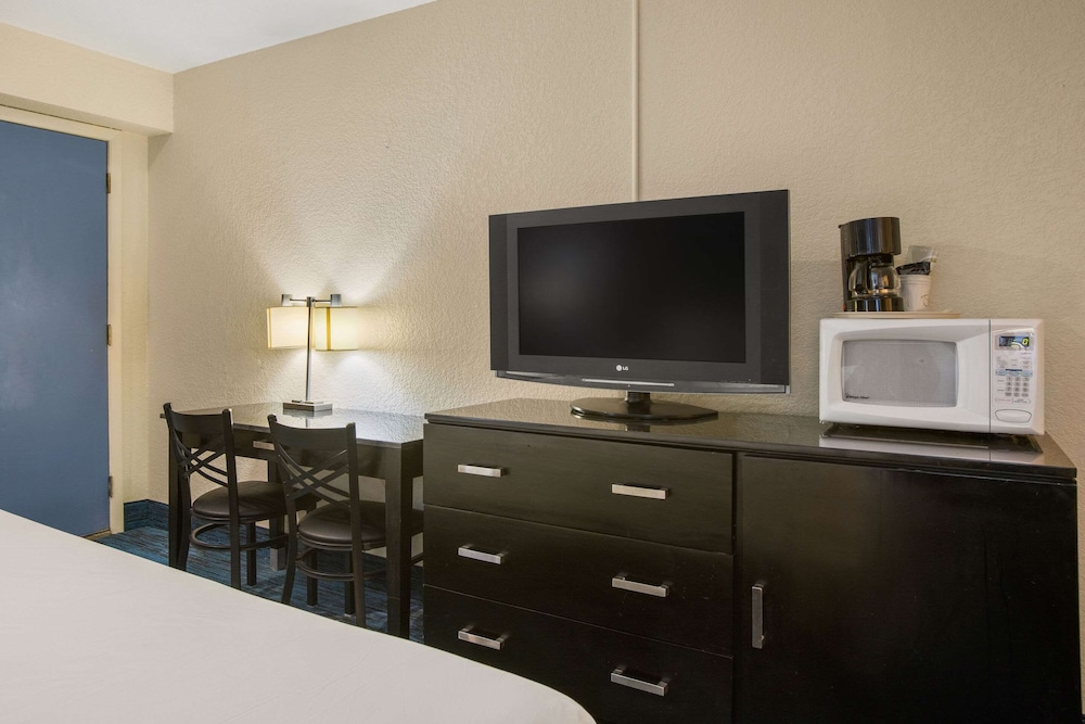 Days Inn by Wyndham Mackinaw City/Bridgeview Area 52/61