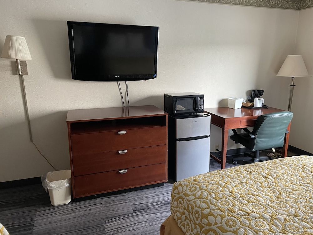 The Royal Inn & Suites 15/17