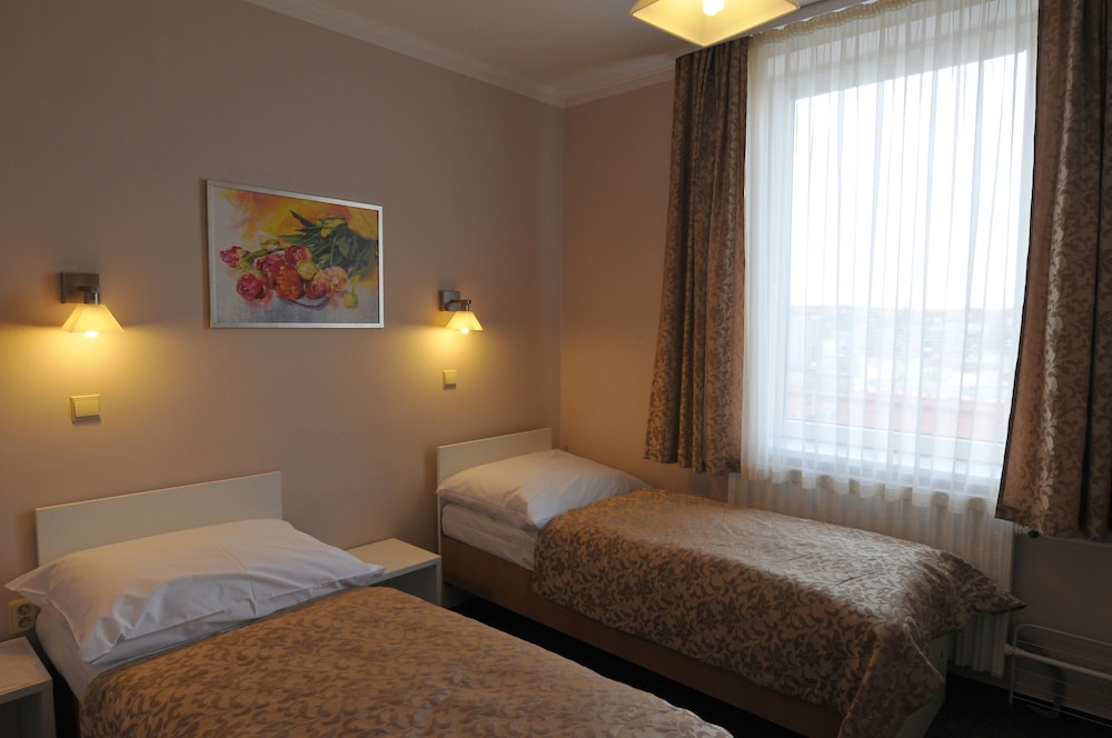 ROOM, DOUBLE OR TWIN BED