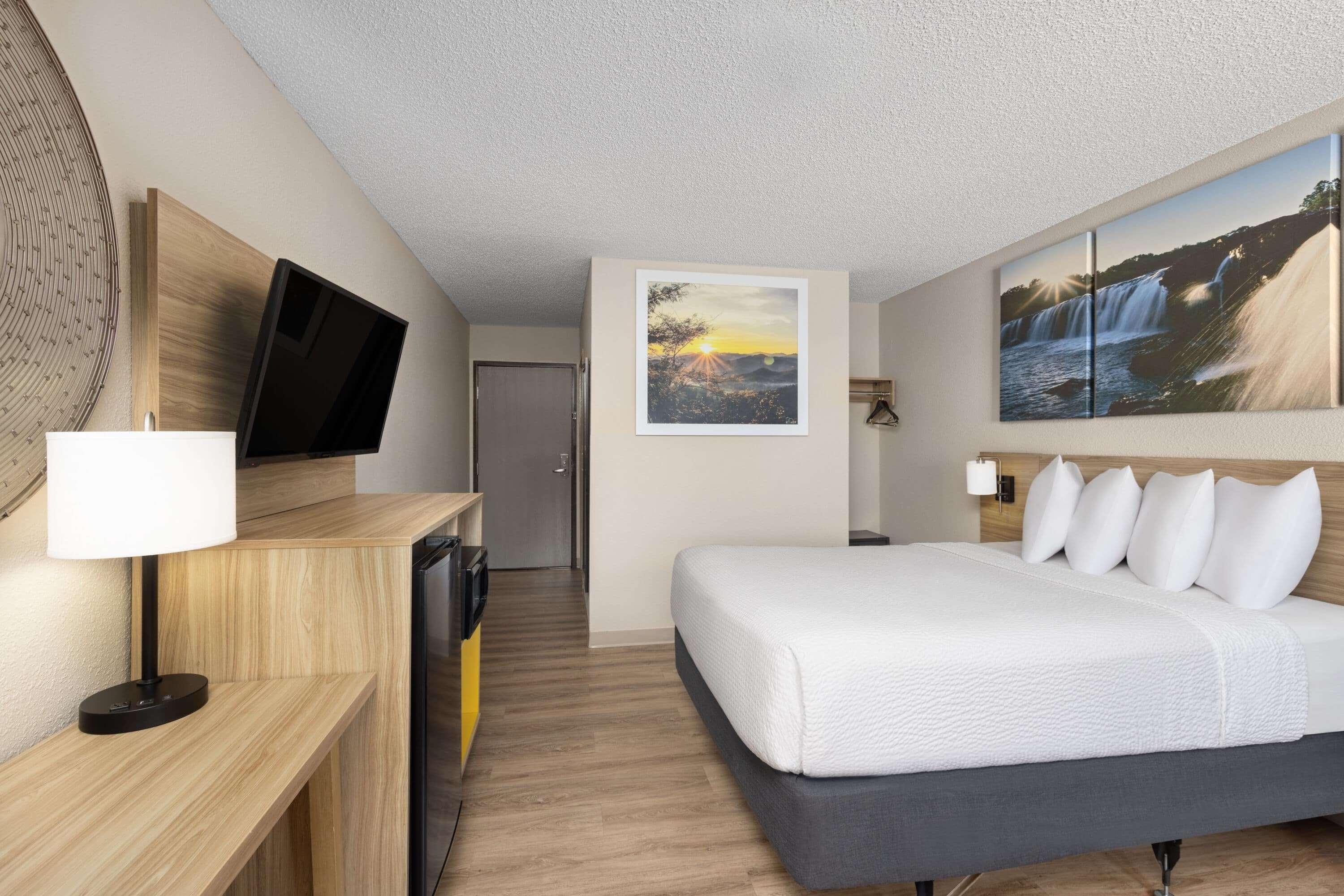 Room, Queen Bed, Bathtub, Low Floor, Accessible