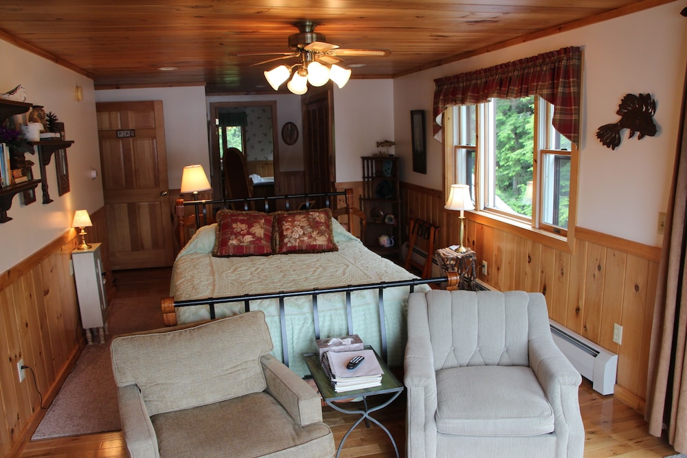Kiwassa Lake Bed & Breakfast and Cabins 24/50