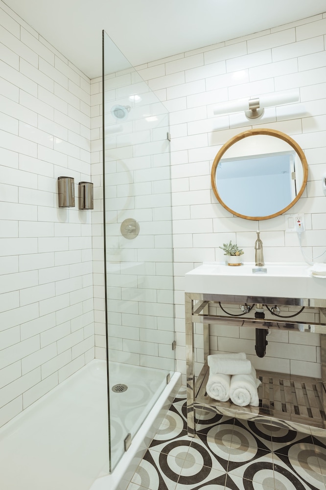 The Belmont Shore Inn 42/44