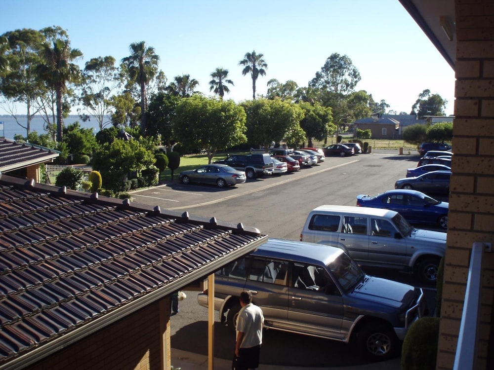 Lakeview Motel 51/60