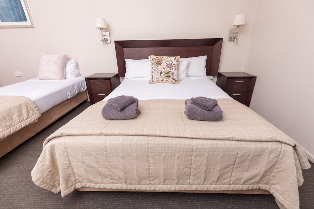 ROOM, 1 QUEEN AND 1 SINGLE BED