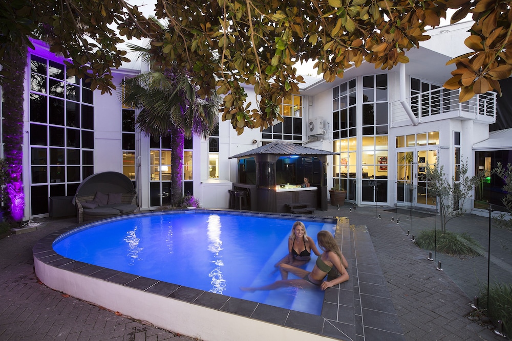 Pavilions Hotel 64/69