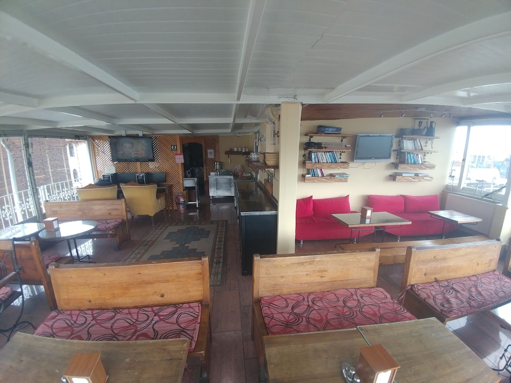 Antique Hostel 40/50