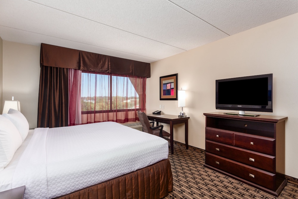 CROWNE PLAZA MILWAUKEE AIRPORT 16/81