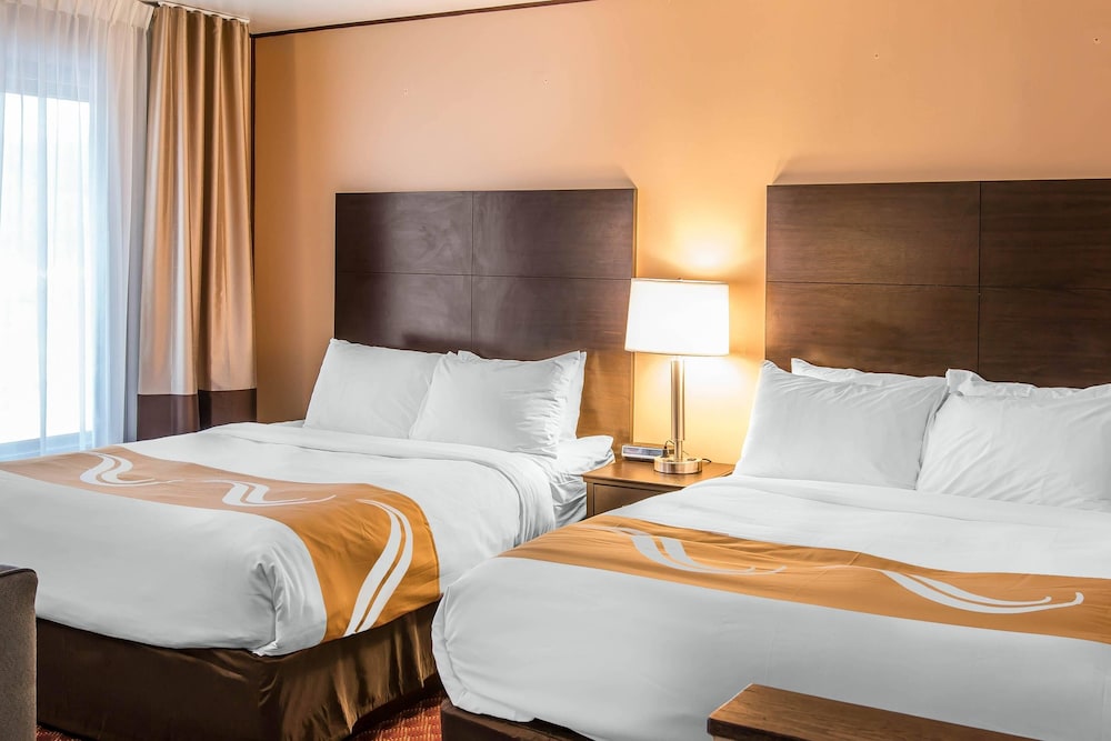 جناح بسريرين كوين مع أريكة لذوي الإعاقة، Quality Inn & Suites Houghton Downtown 7/10