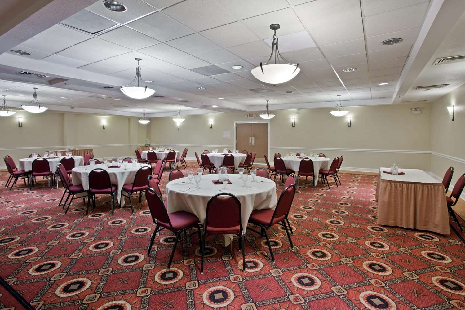 La Quinta Inn & Suites by Wyndham Downtown Conference Center 32/33