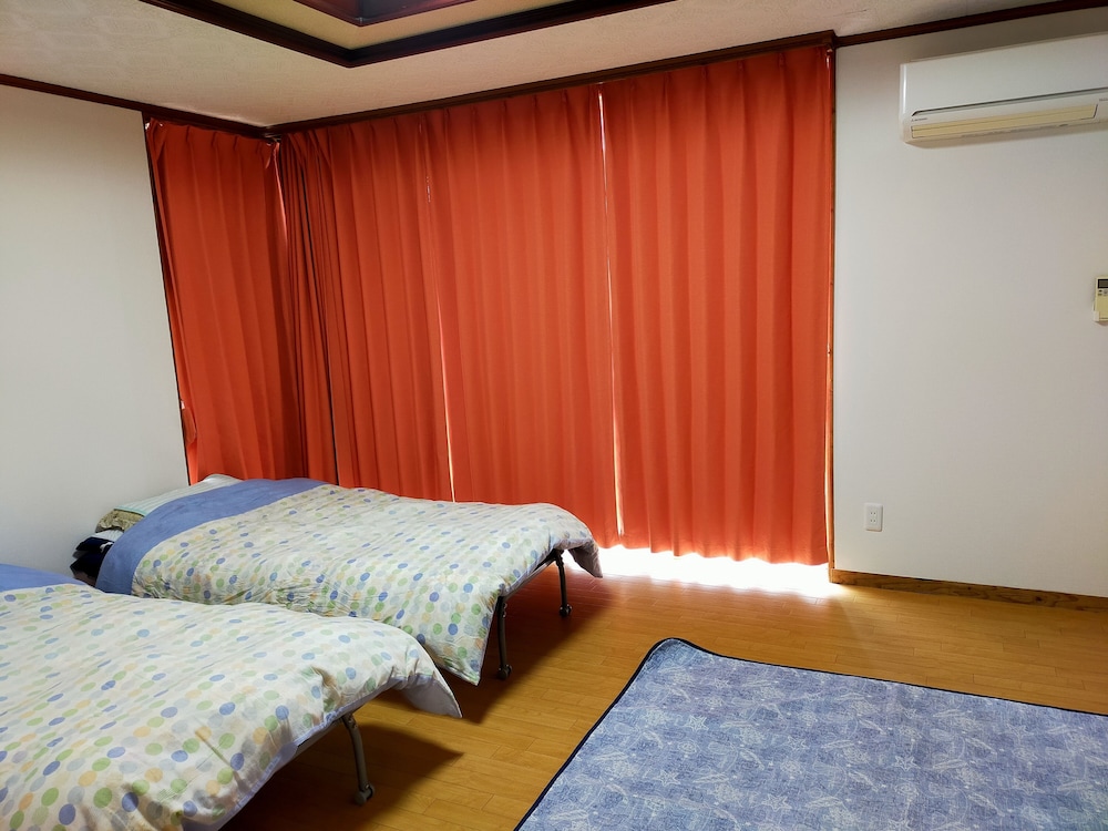 STANDARD, TRIPLE, SHARED BATHROOM