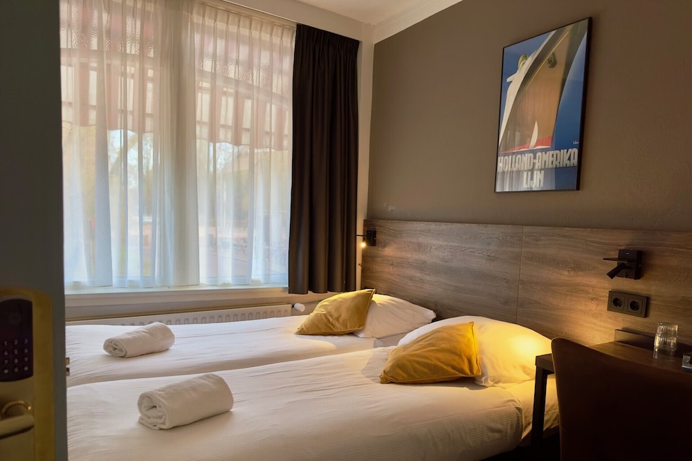 ROOM, DOUBLE BED