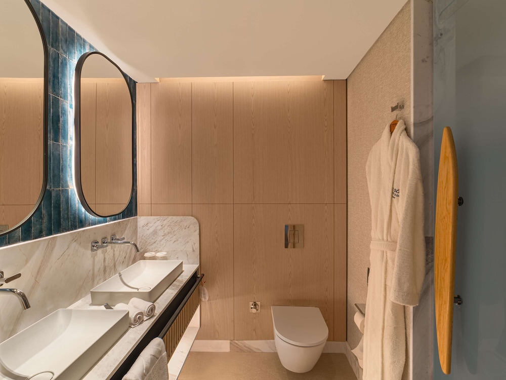 SUITE, SEA VIEW, CORNER