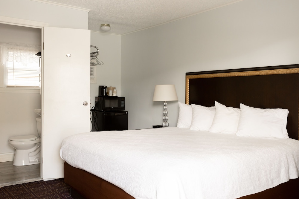 ROOM, KING BED
