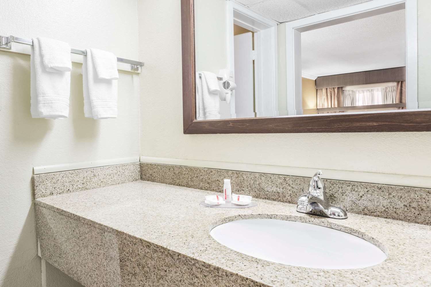 Days Inn By Wyndham Pensacola - Historic Downtown 38/41