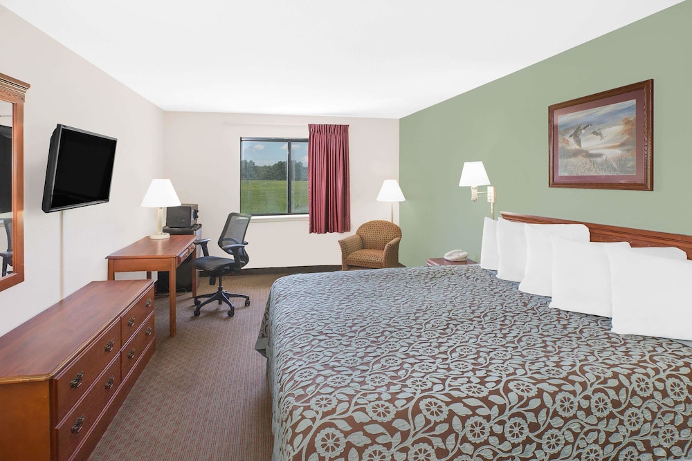 Days Inn & Suites By Wyndham Brinkley 7/14