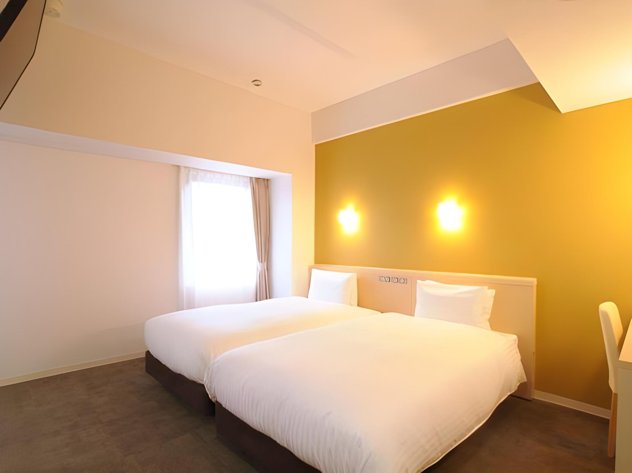 Universal, Twin Beds