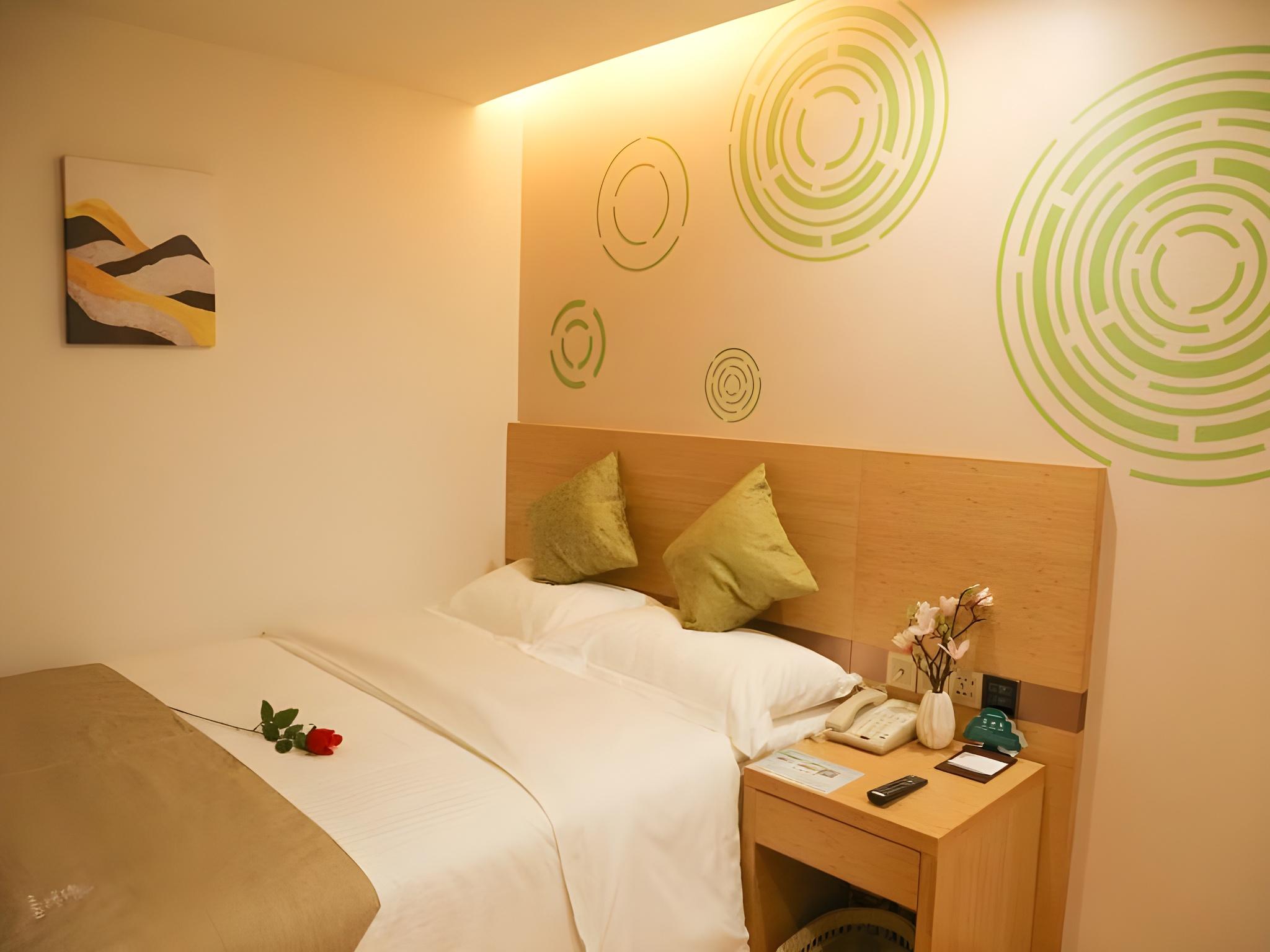 GUEST ROOM, DOUBLE BED, NO WINDOW