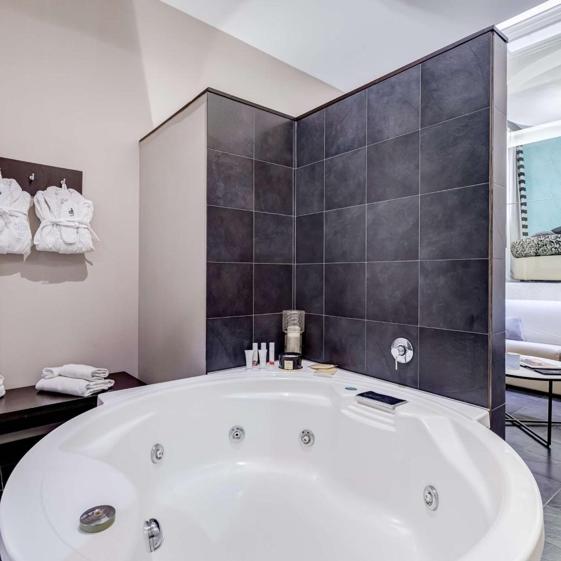 Suite, King Bed, Round Bed, Sofa, Hot Tub