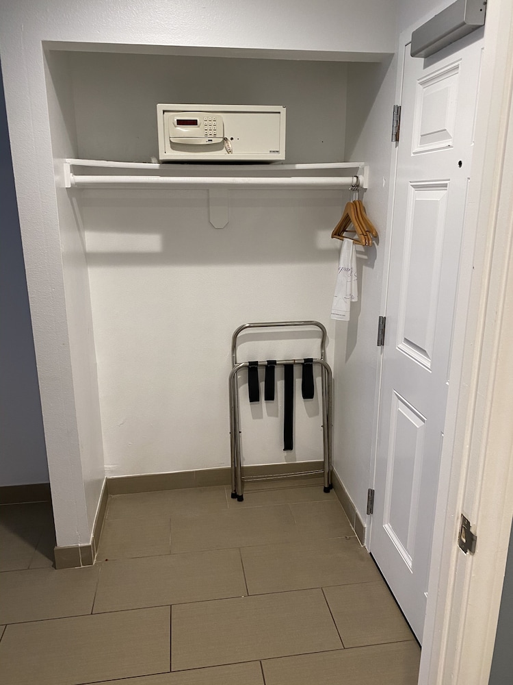 Ocean Surf Inn & Suites 25/73