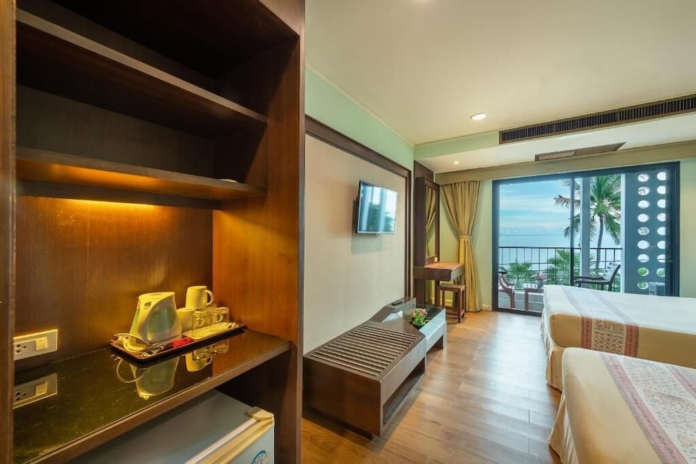 THE JOMTIEN TWELVE 26/46