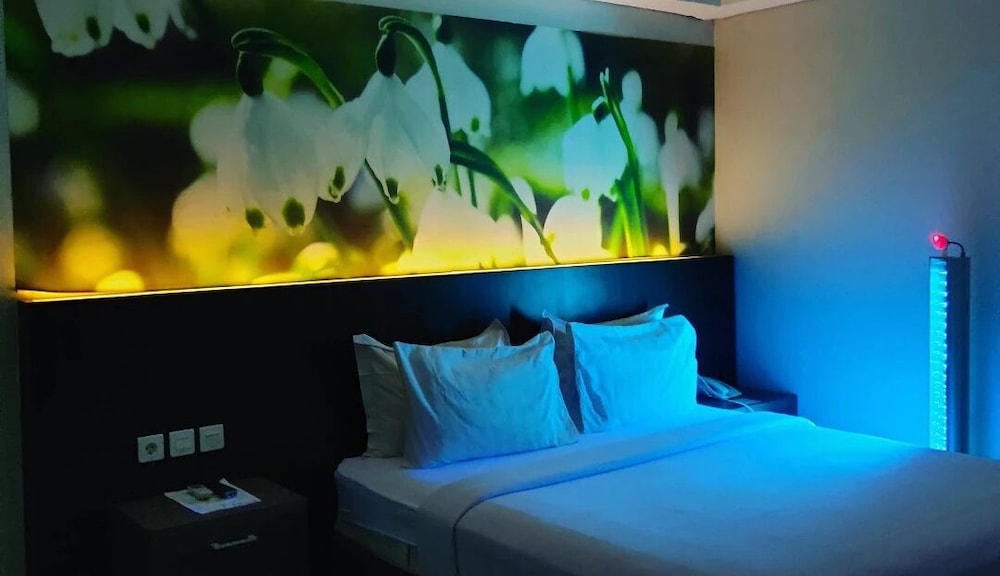 Emerald Hotel 9/59