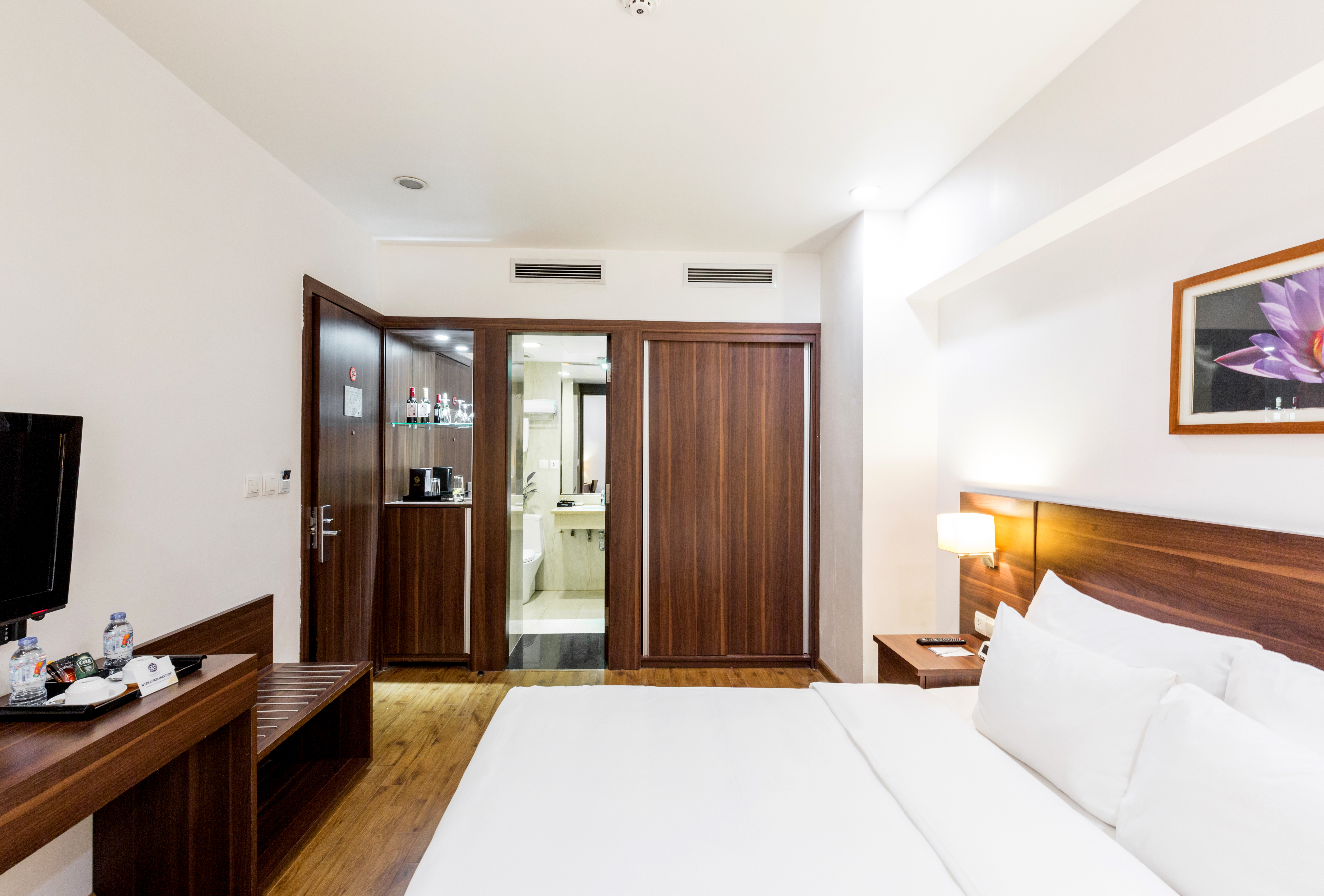 DELUXE, DOUBLE OR TWIN BED, NO WINDOW
