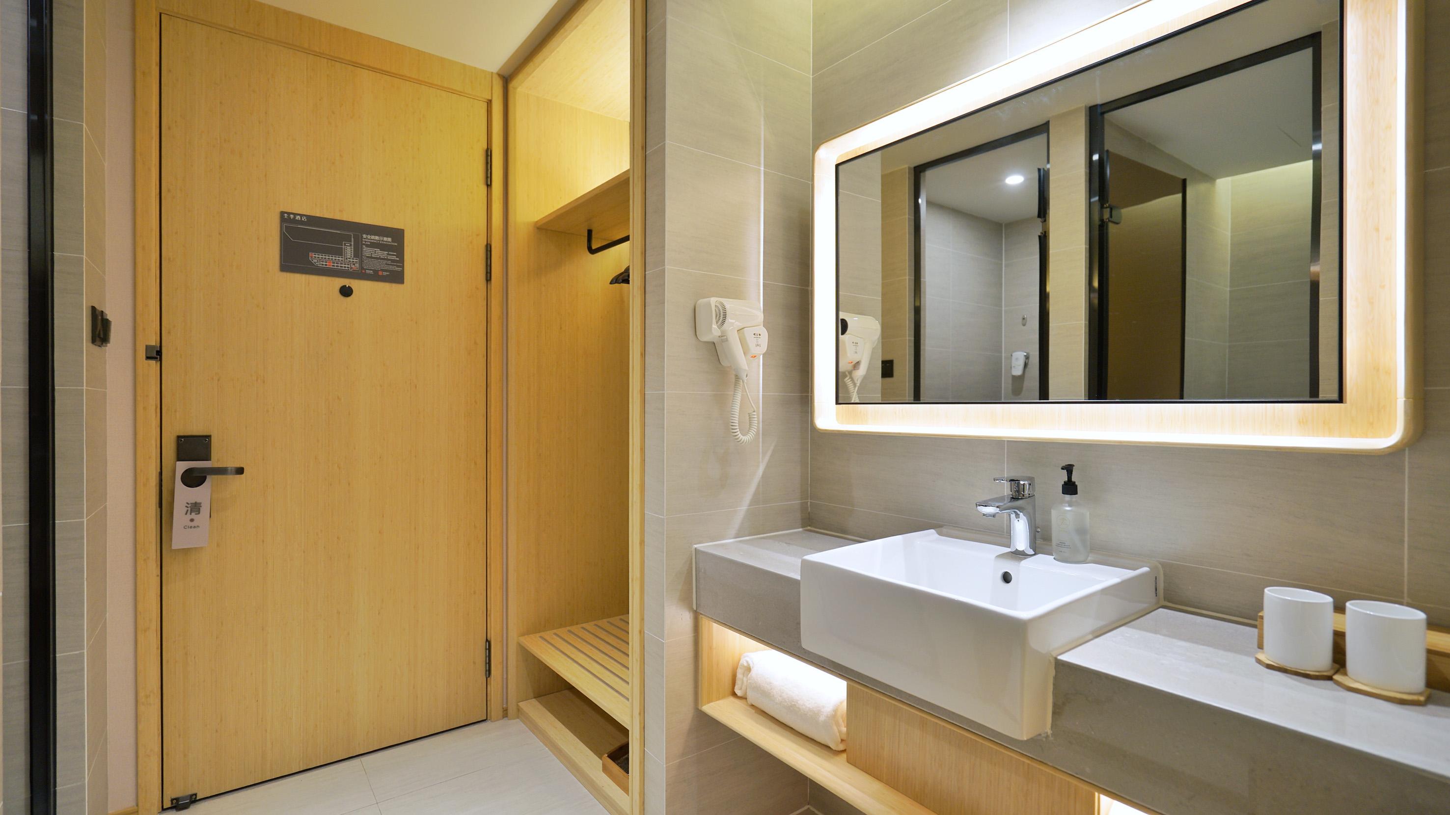 Ji Hotel (Shanghai Hongqiao National Exhibition and Convention Center Huaxiang Road) 27/33