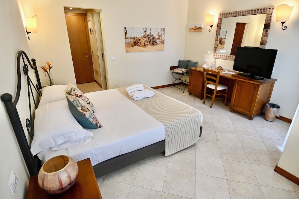 ECONOMY, DOUBLE OR TWIN BED
