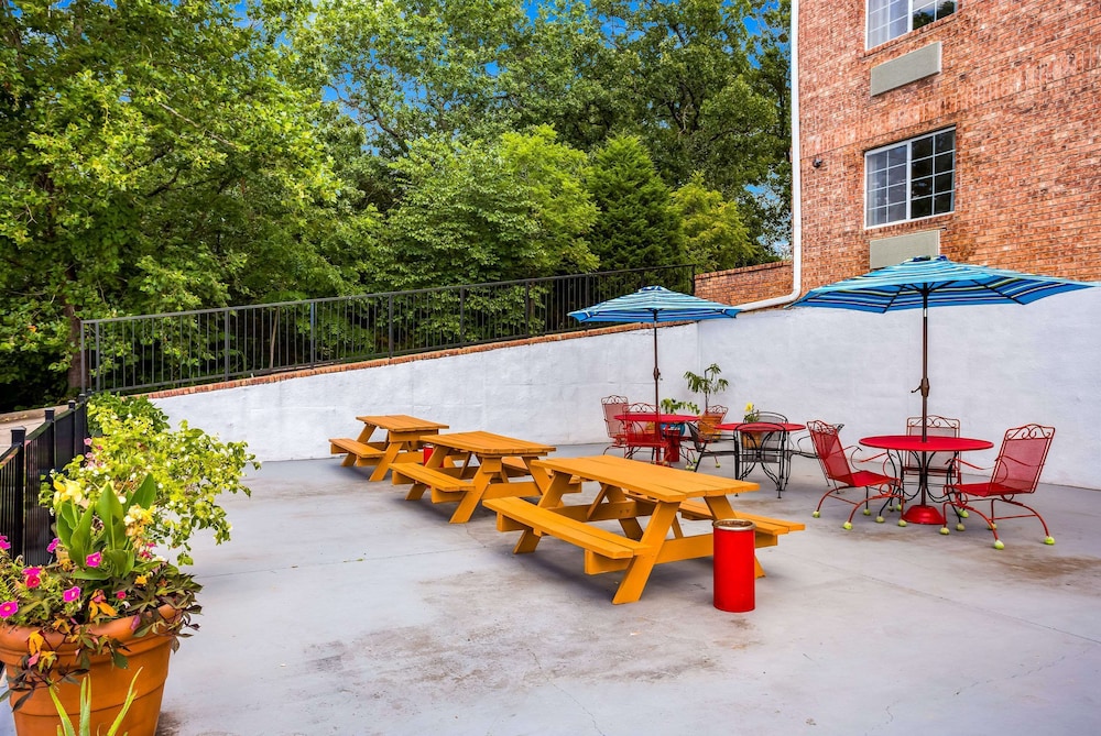 Rodeway Inn Branson, Brick House 31/35
