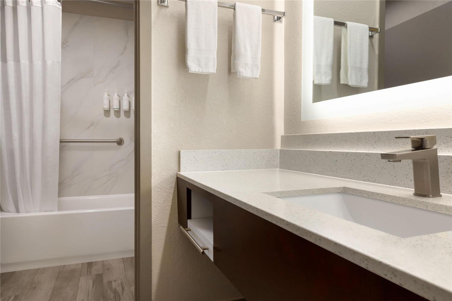 Days Inn by Wyndham Suites Fredericksburg 1/4