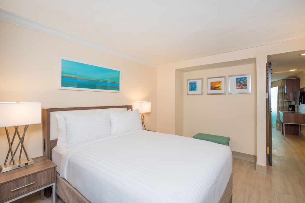 SUITE, QUEEN BED