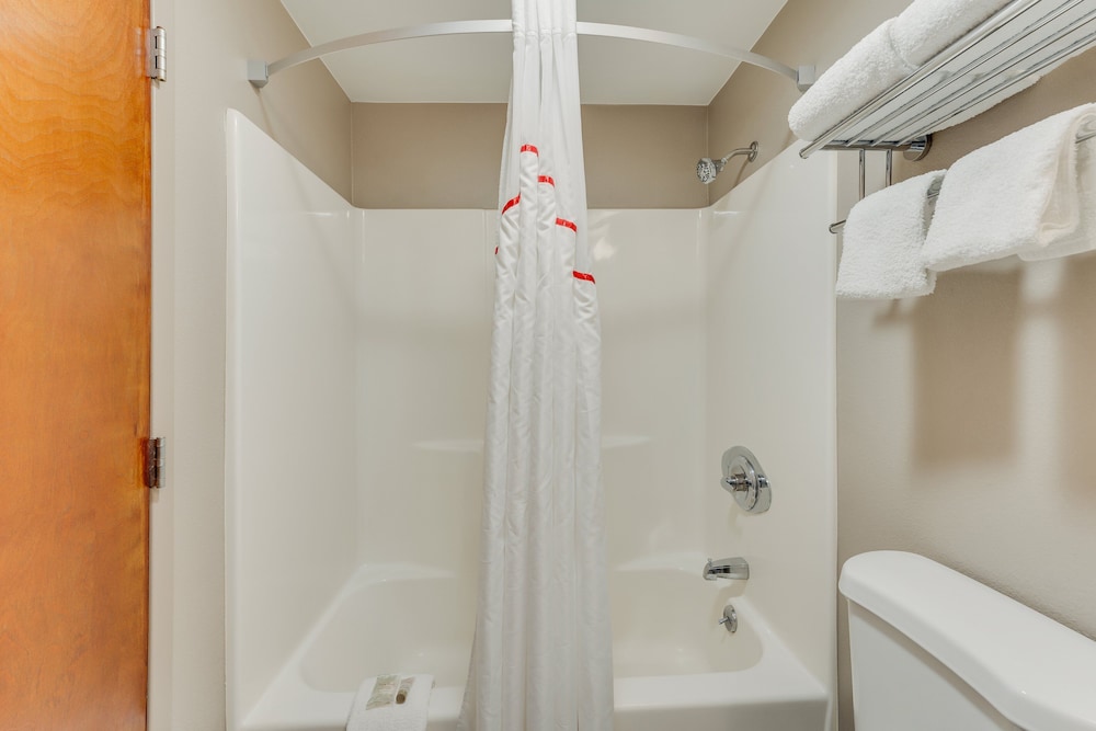 Red Roof Inn & Suites Newport – Middletown, RI 9/44