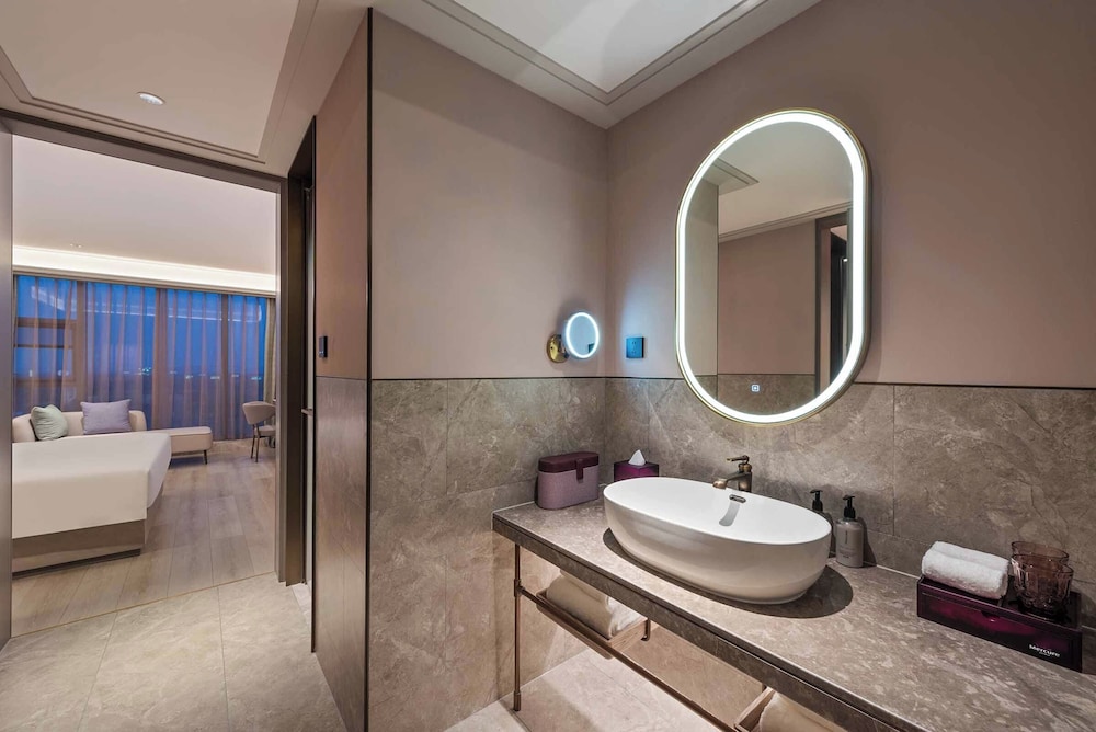 Mercure Nantong Suxitong Riverside 37/42