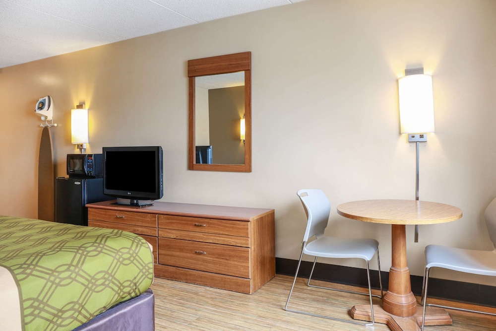 Econo Lodge Darien Lakes 31/46