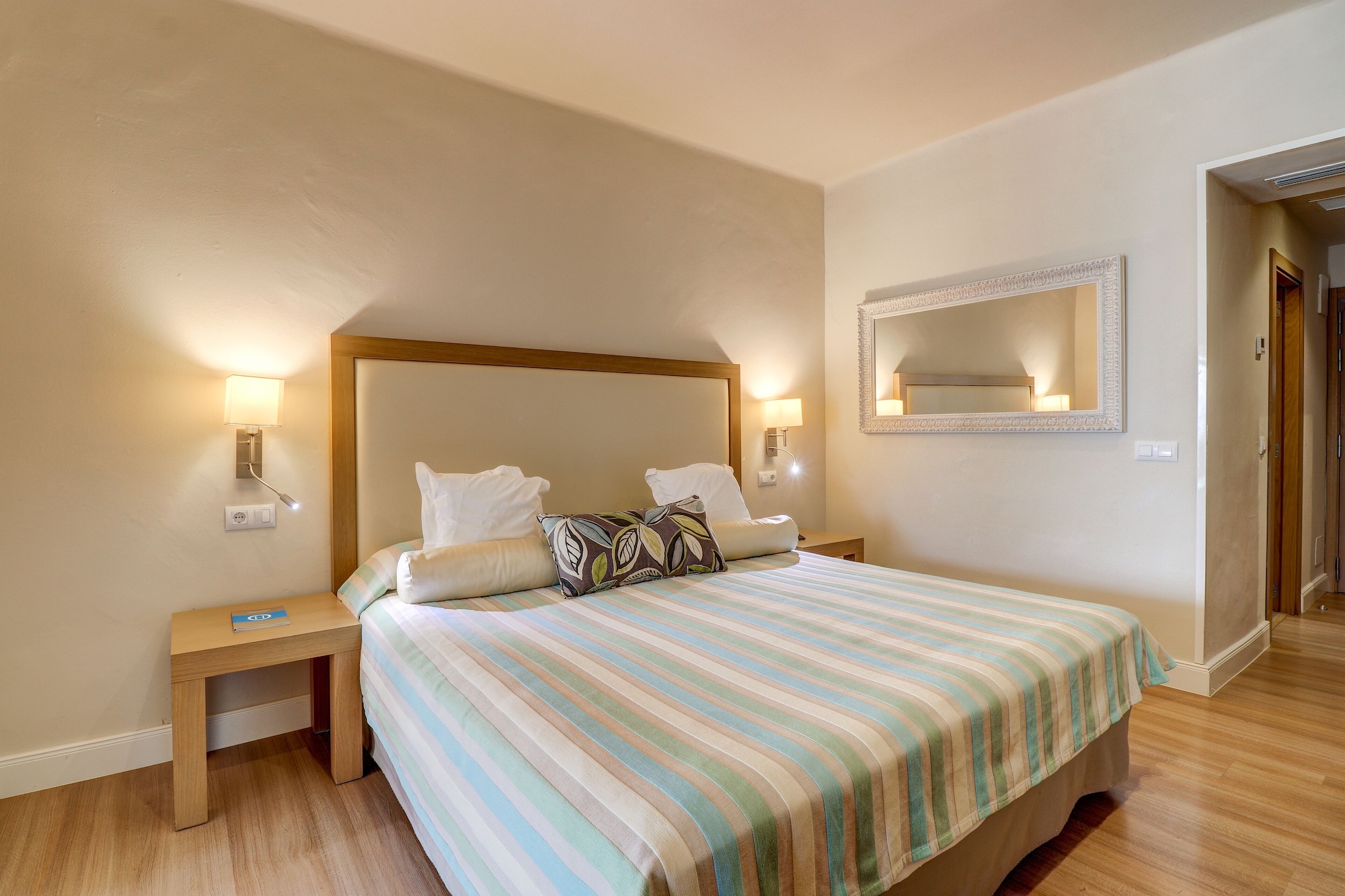 غرفة قياسية بإطلالة على البحر بشرفة بغرفة نوم واحدة، Hotel Hoposa Uyal 6/8