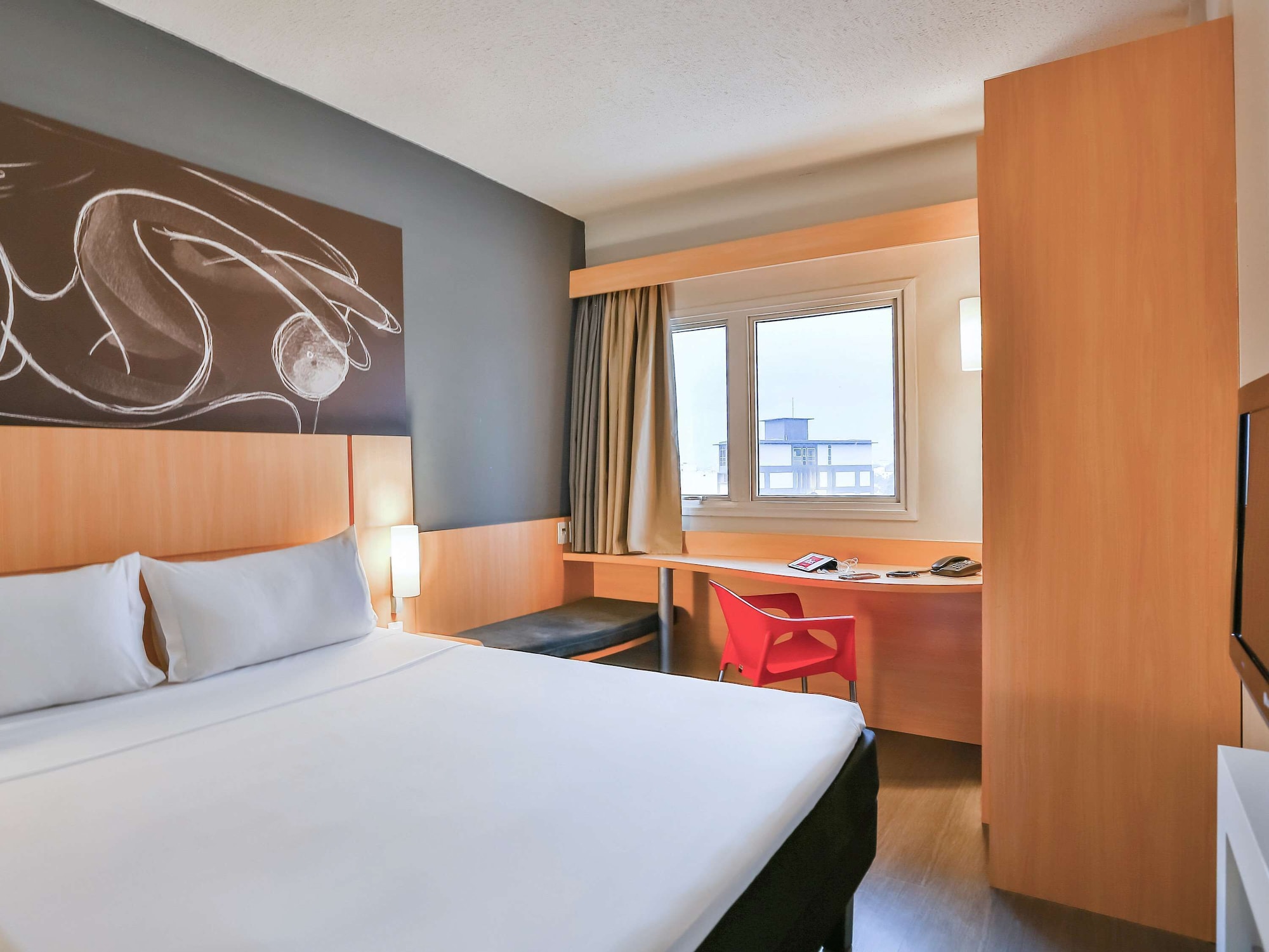 STANDARD, QUEEN BED
