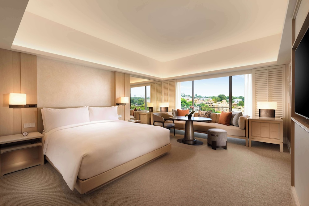 DELUXE, KING BED, HIGH FLOOR