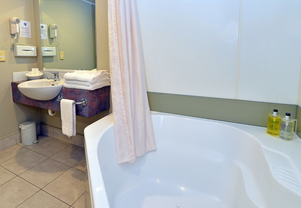 Brougham Heights Motel 11/36